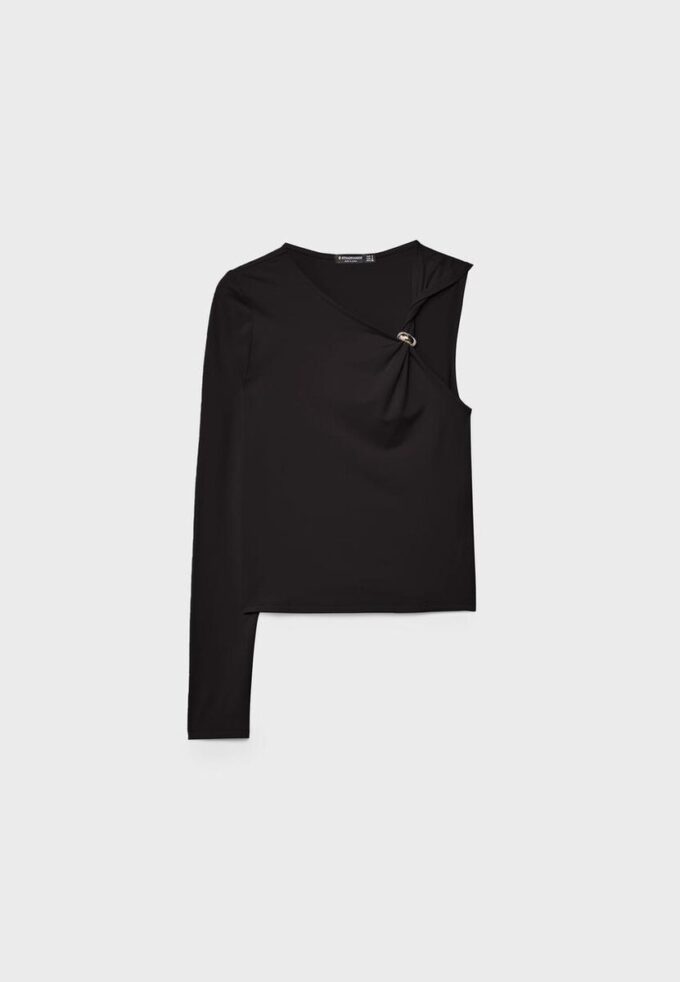 Camiseta asimétrica con hebilla metálica Camiseta asimétrica con hebilla metálica