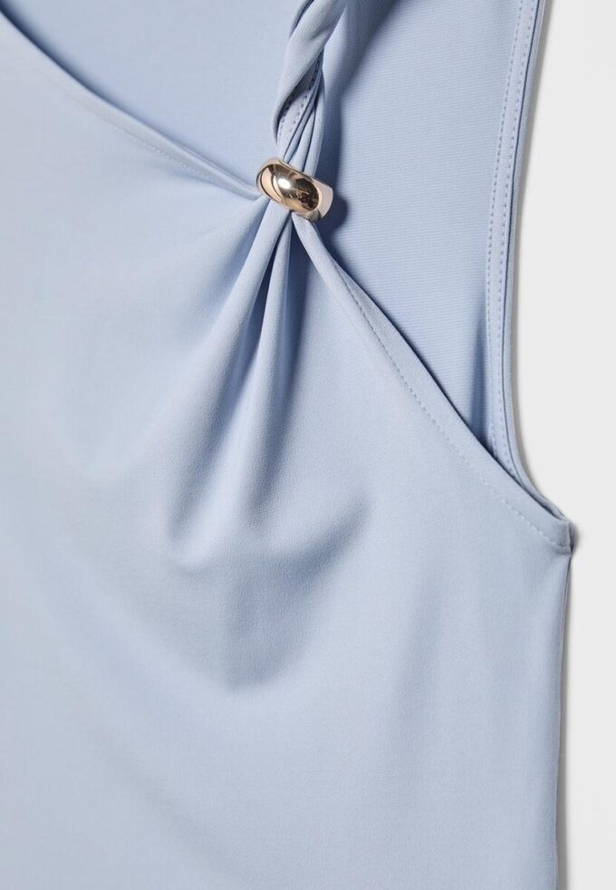 Camiseta asimétrica con hebilla metálica Camiseta asimétrica con hebilla metálica