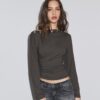 Camiseta asimétrica con ojales Camiseta asimétrica con ojales