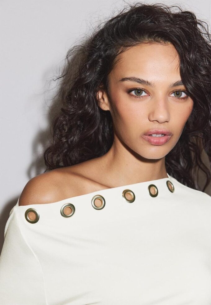 Camiseta asimétrica con ojales Camiseta asimétrica con ojales