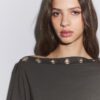 Camiseta asimétrica con ojales Camiseta asimétrica con ojales