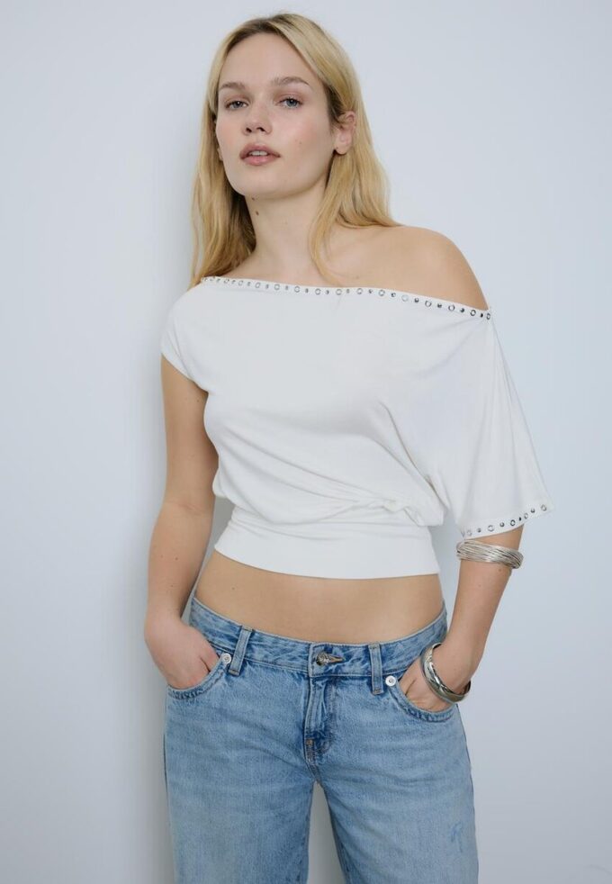 Camiseta asimétrica con tachuelas Camiseta asimétrica con tachuelas