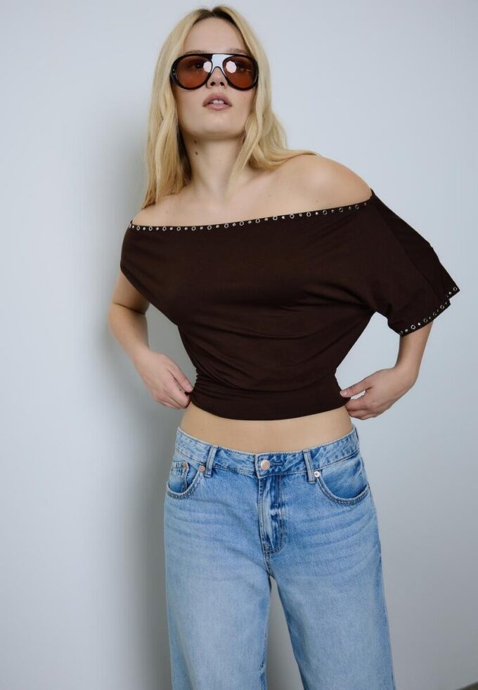 Camiseta asimétrica con tachuelas Camiseta asimétrica con tachuelas