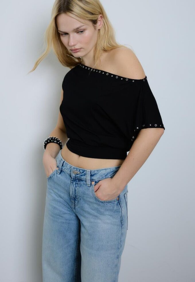 Camiseta asimétrica con tachuelas Camiseta asimétrica con tachuelas