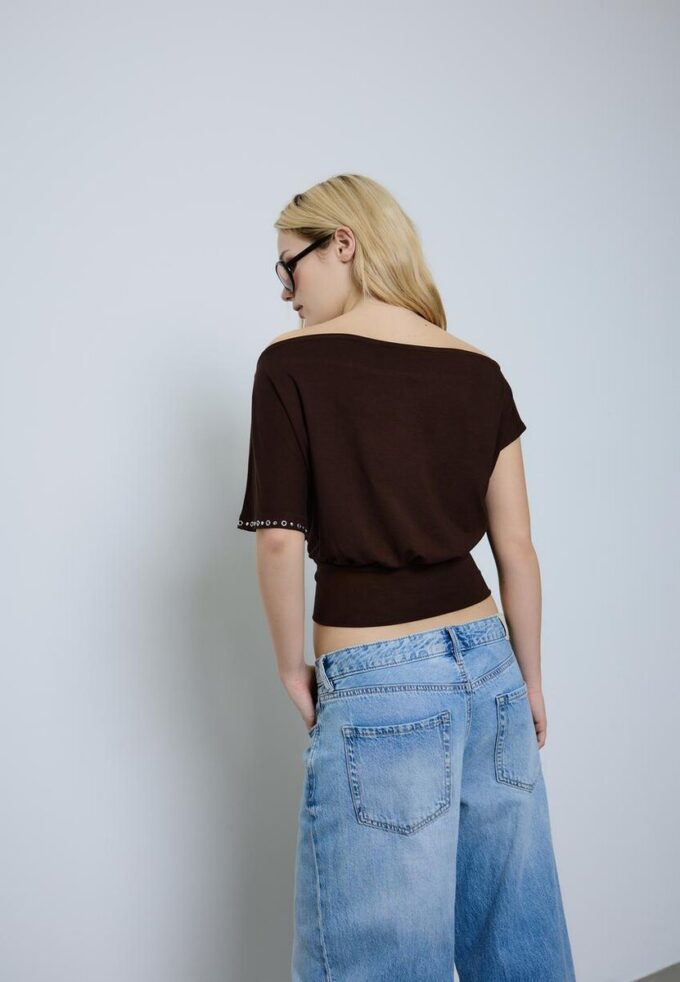 Camiseta asimétrica con tachuelas Camiseta asimétrica con tachuelas