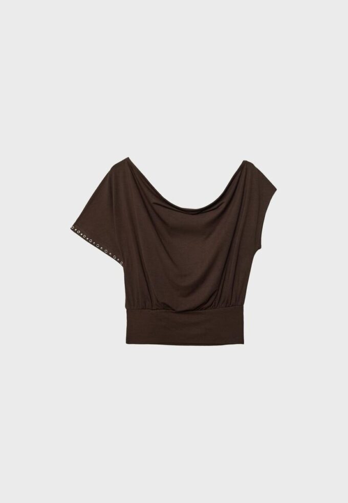 Camiseta asimétrica con tachuelas Camiseta asimétrica con tachuelas