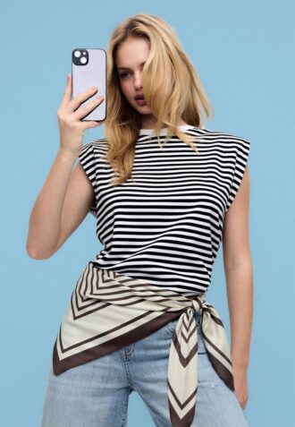 Camiseta básica a rayas con hombreras acolchadas