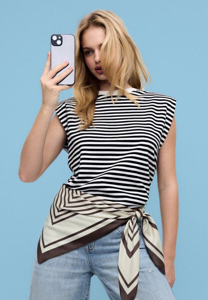 Camiseta básica a rayas con hombreras acolchadas Camiseta básica a rayas con hombreras acolchadas