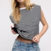 Camiseta básica a rayas con hombreras acolchadas Camiseta básica a rayas con hombreras acolchadas