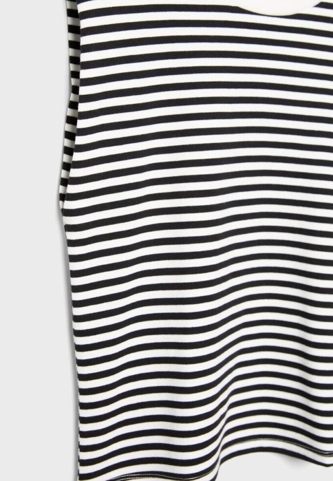 Camiseta básica a rayas con hombreras acolchadas Camiseta básica a rayas con hombreras acolchadas