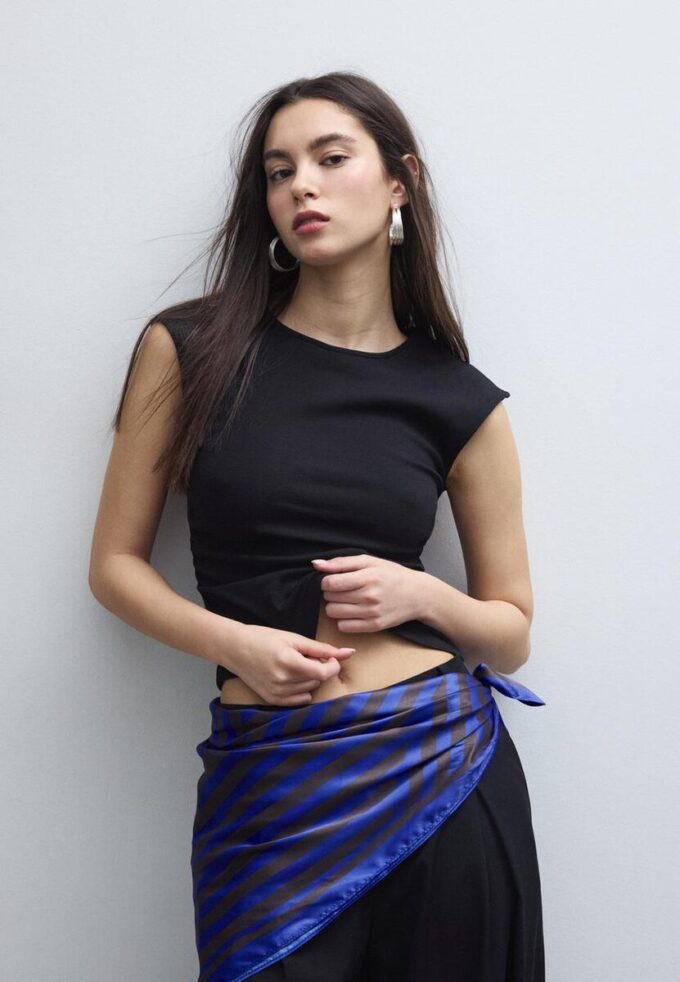 Camiseta básica ajustada con fruncidos Camiseta básica ajustada con fruncidos