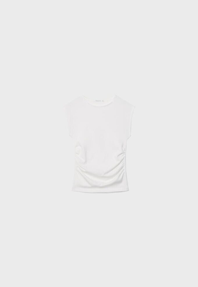 Camiseta básica ajustada con fruncidos Camiseta básica ajustada con fruncidos