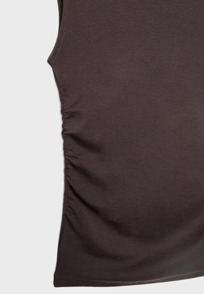 Camiseta básica ajustada con fruncidos Camiseta básica ajustada con fruncidos