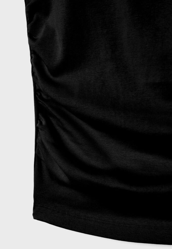 Camiseta básica ajustada con fruncidos Camiseta básica ajustada con fruncidos