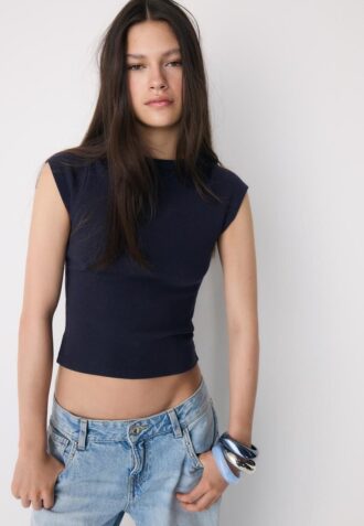 Camiseta básica con cuello barco