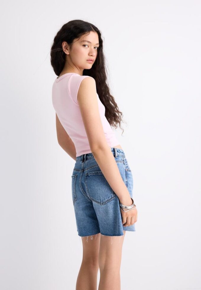Camiseta básica con cuello barco