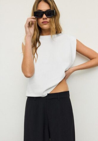 Camiseta básica con hombreras