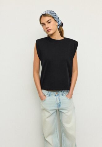 Camiseta básica con hombreras