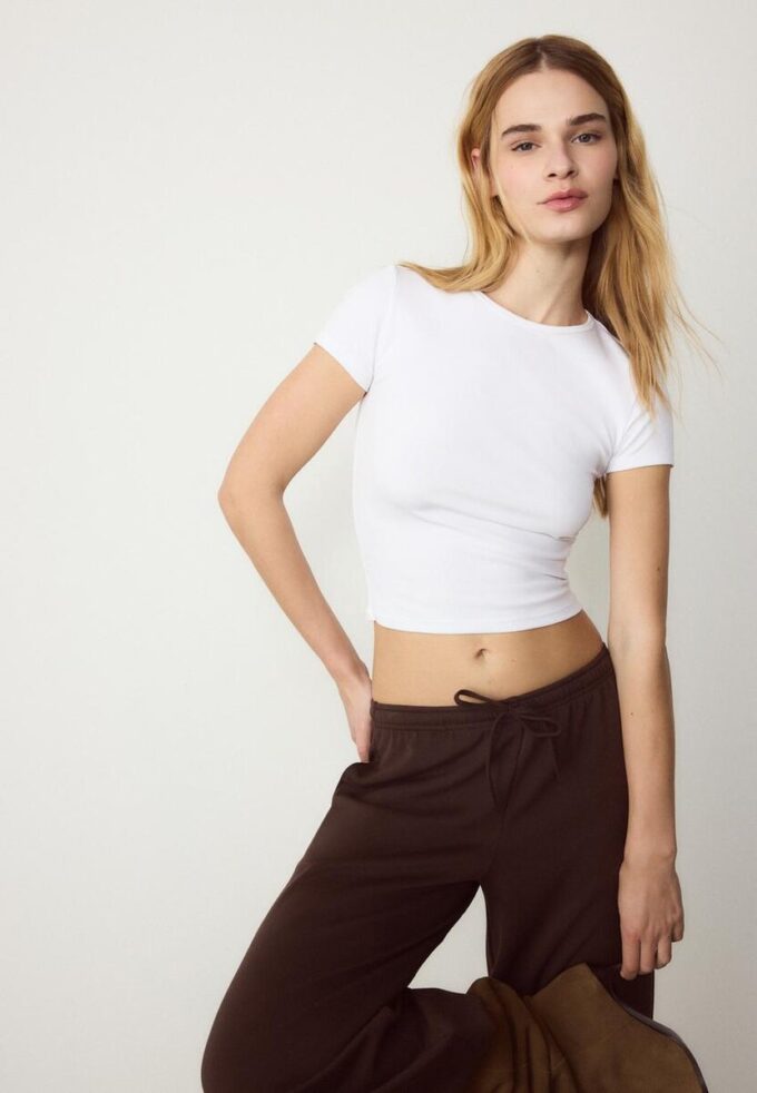 Camiseta básica de corte ajustado Camiseta básica de corte ajustado