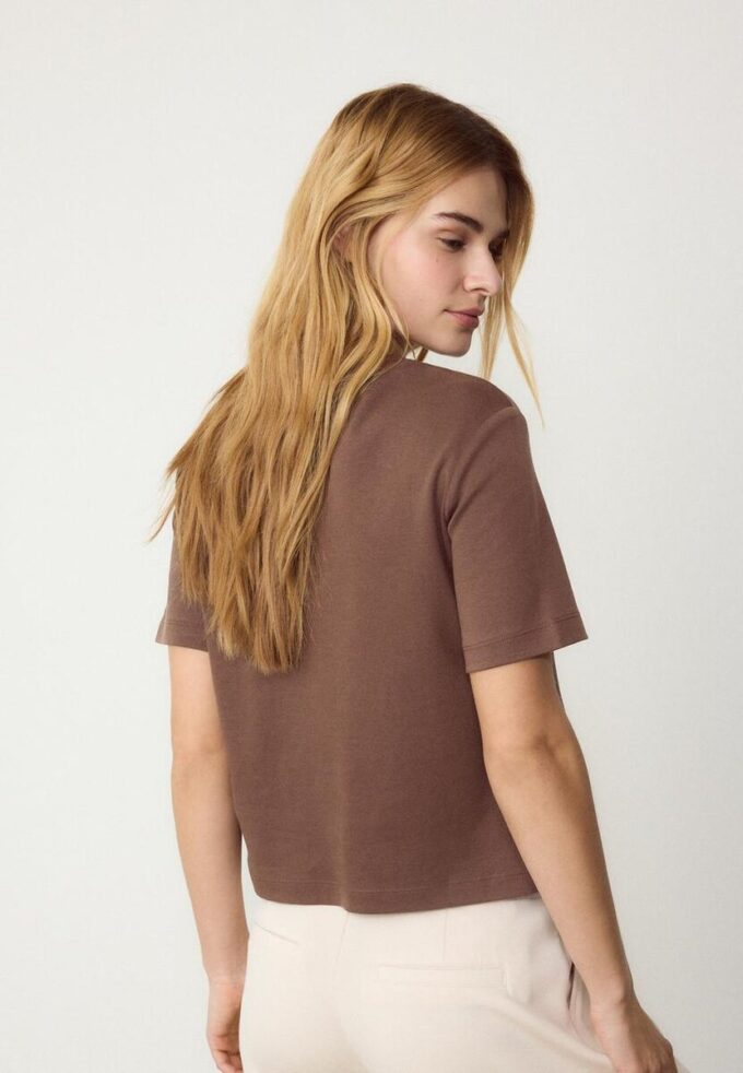 Camiseta básica de corte regular y tejido grueso Camiseta básica de corte regular y tejido grueso