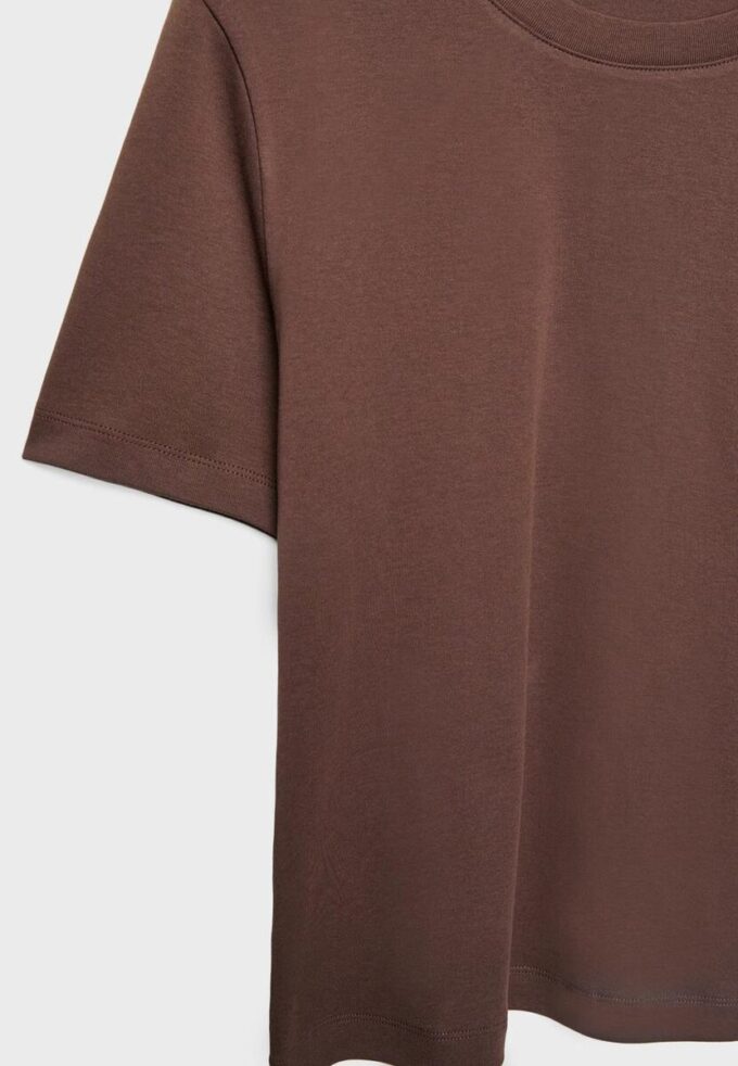 Camiseta básica de corte regular y tejido grueso Camiseta básica de corte regular y tejido grueso