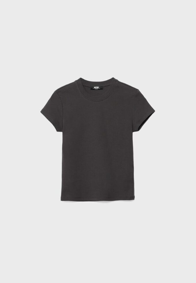 Camiseta básica de manga corta y cuello redondo Camiseta básica de manga corta y cuello redondo