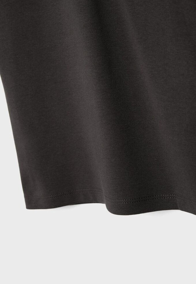Camiseta básica de manga corta y cuello redondo Camiseta básica de manga corta y cuello redondo