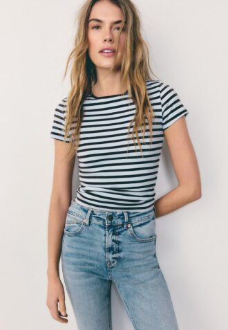 Camiseta básica de rayas y corte ajustado