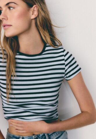 Camiseta básica de rayas y corte ajustado