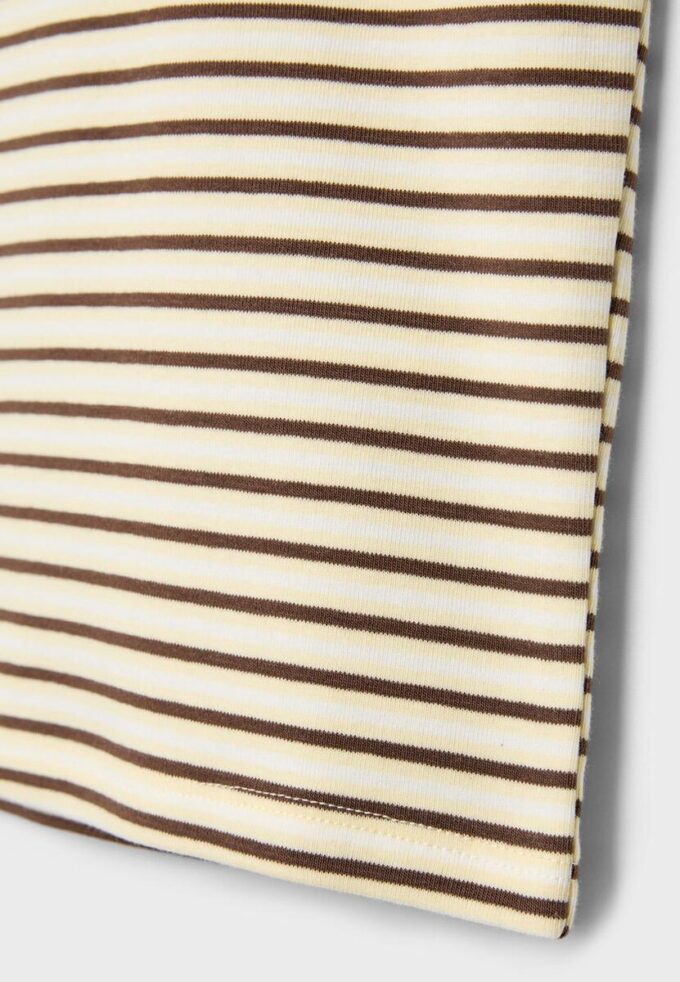 Camiseta básica de rayas y corte ajustado Camiseta básica de rayas y corte ajustado