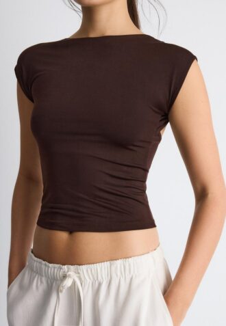 Camiseta con espalda abierta