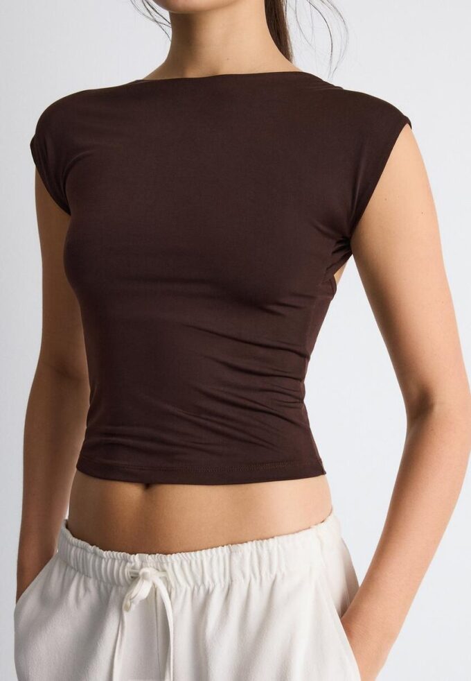 Camiseta con espalda abierta Camiseta con espalda abierta