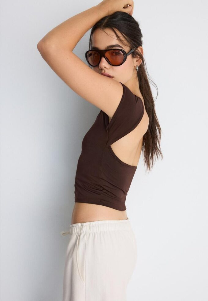 Camiseta con espalda abierta Camiseta con espalda abierta