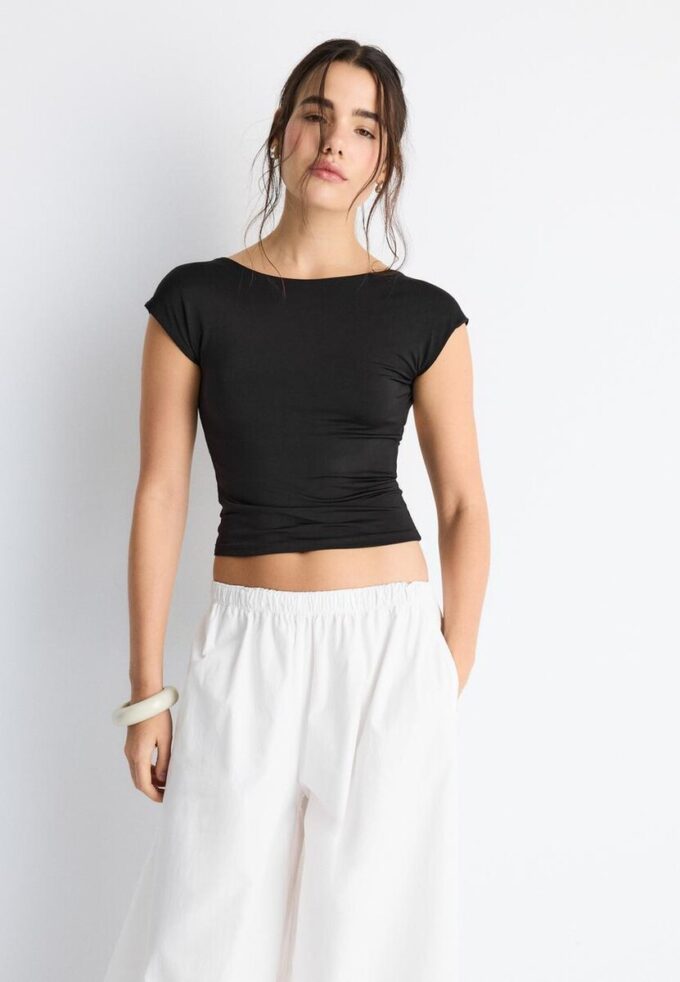 Camiseta con espalda abierta Camiseta con espalda abierta