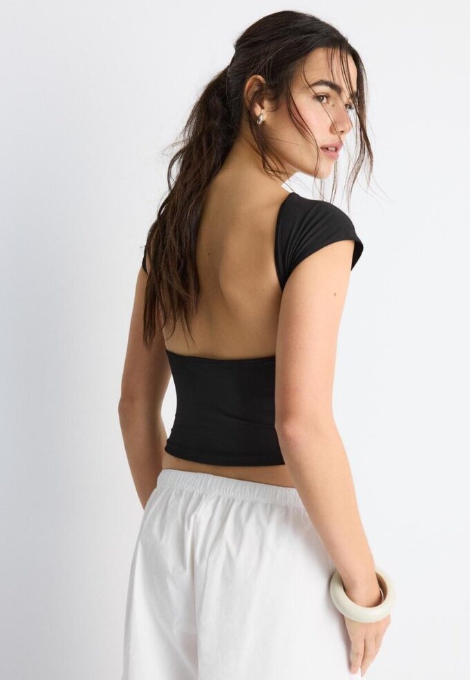 Camiseta con espalda abierta Camiseta con espalda abierta