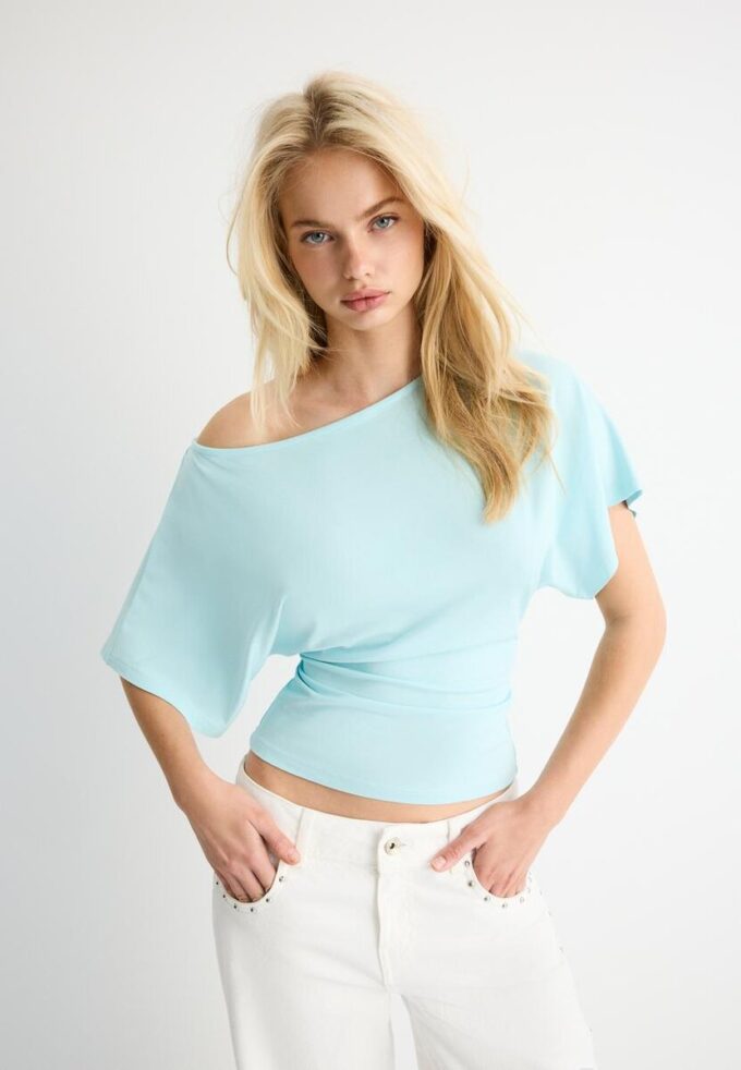 Camiseta de manga corta con cuello barco