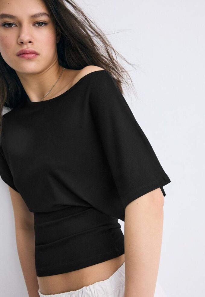 Camiseta de manga corta con cuello barco