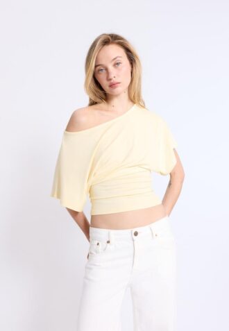 Camiseta de manga corta con cuello barco