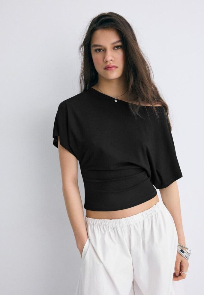 Camiseta de manga corta con cuello barco