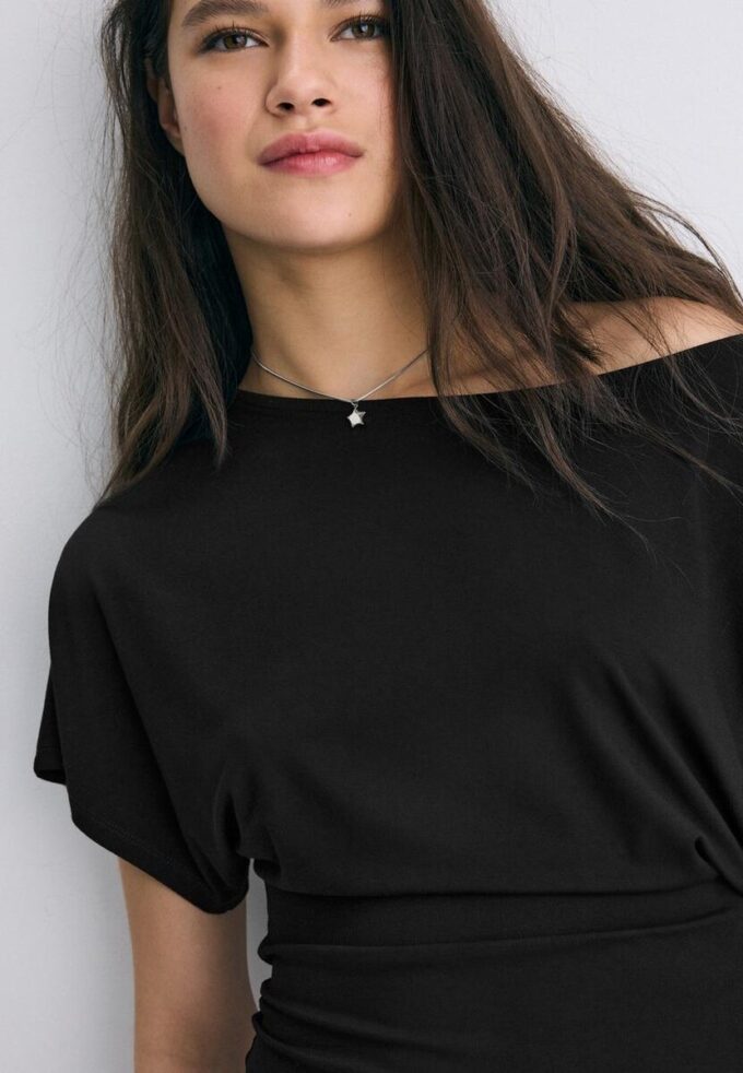Camiseta de manga corta con cuello barco