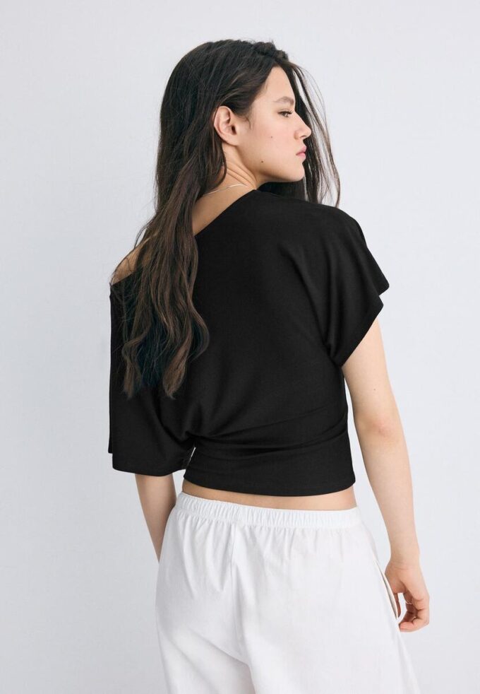 Camiseta de manga corta con cuello barco