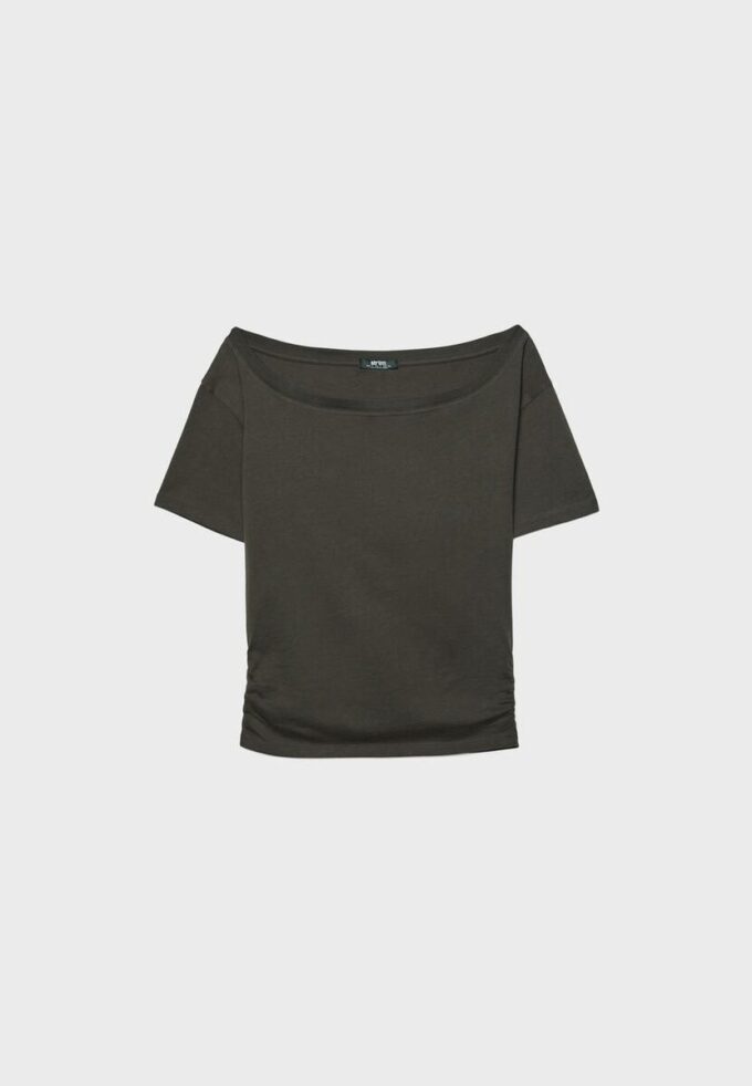 Camiseta de manga corta con cuello barco y fruncidos Camiseta de manga corta con cuello barco y fruncidos