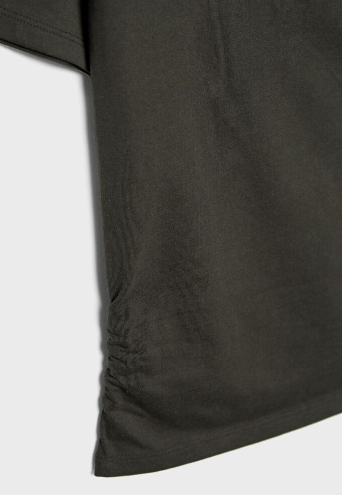 Camiseta de manga corta con cuello barco y fruncidos Camiseta de manga corta con cuello barco y fruncidos