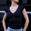 Camiseta de manga corta con cuello en V y encaje Camiseta de manga corta con cuello en V y encaje