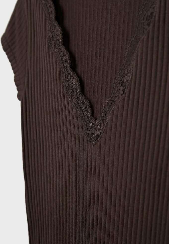 Camiseta de manga corta con cuello en V y encaje Camiseta de manga corta con cuello en V y encaje