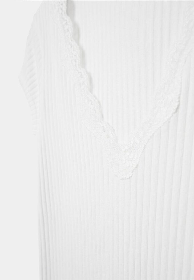 Camiseta de manga corta con cuello en V y encaje Camiseta de manga corta con cuello en V y encaje