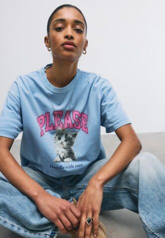 Camiseta de manga corta con estampado y apliques