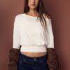 Camiseta de manga larga con cuello barco y dobladillo con faja Camiseta de manga larga con cuello barco y dobladillo con faja