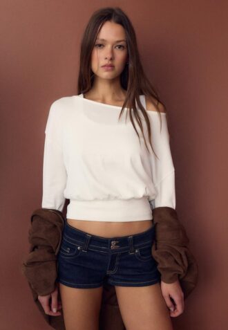 Camiseta de manga larga con cuello barco y dobladillo con faja