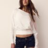 Camiseta de manga larga con cuello barco y dobladillo con faja Camiseta de manga larga con cuello barco y dobladillo con faja